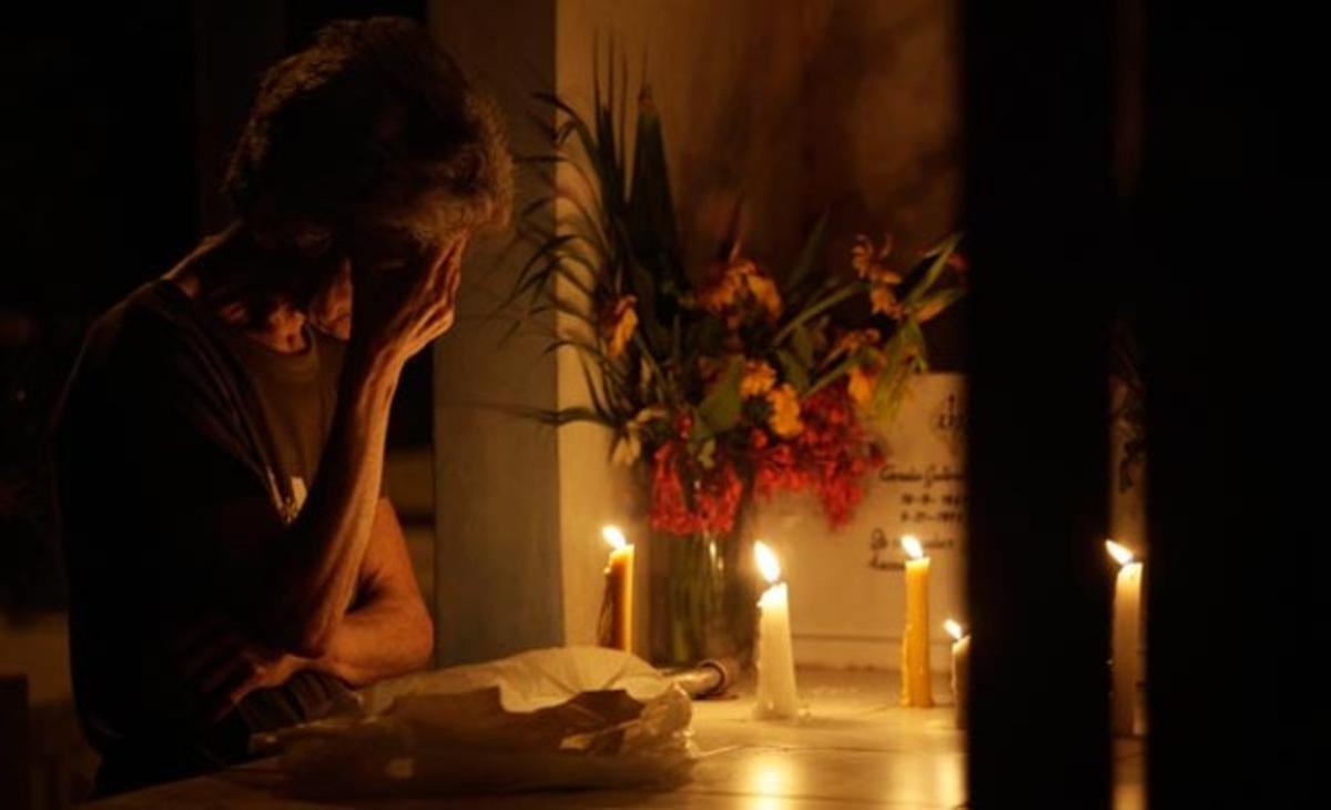 Una dona plora sobre una tomba durant la celebració del dia dels difunts a Catalina de Güines, a 45 quilòmetres de l’Havana.