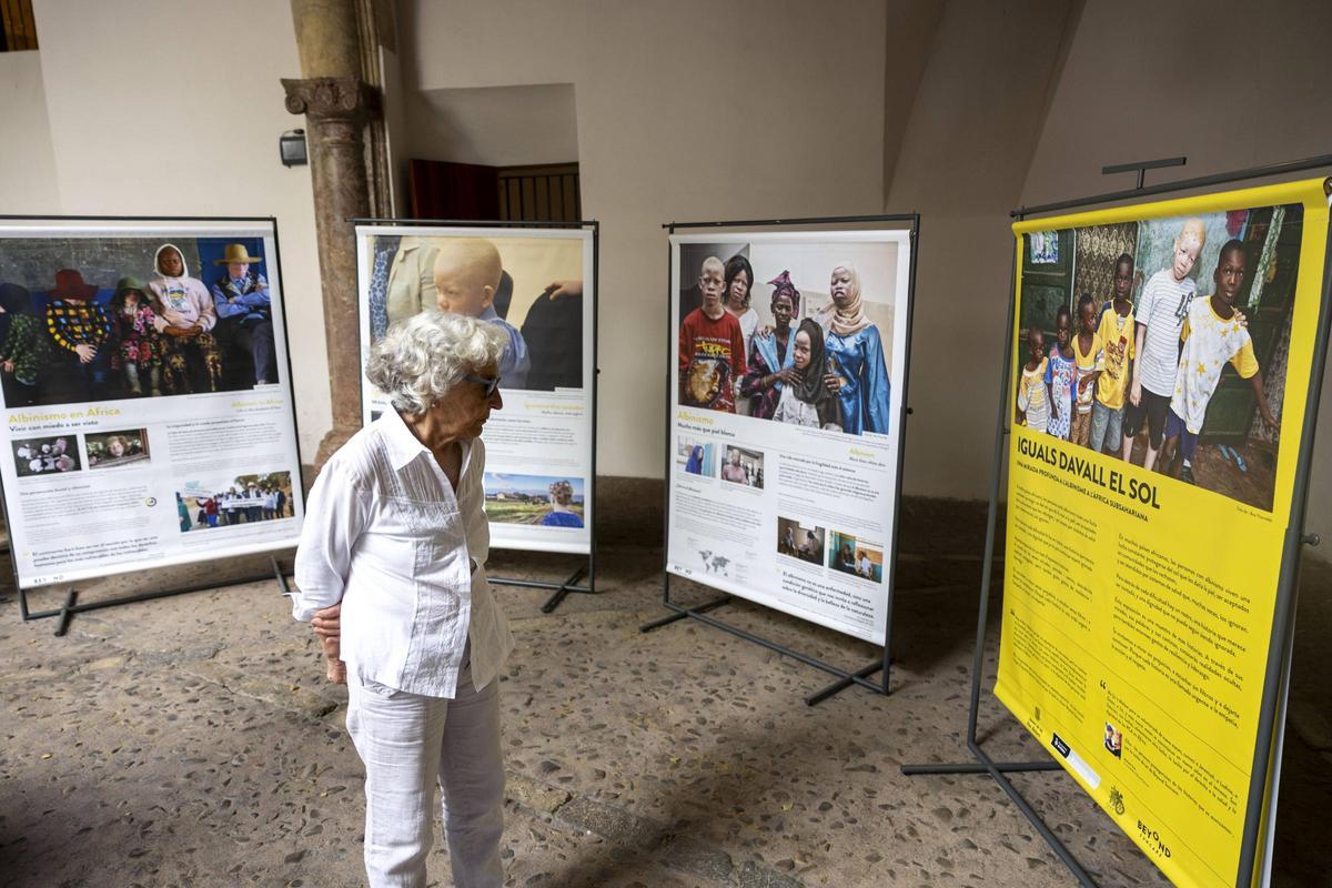 Una mujer observa la exposición 'Iguales bajo el sol', en Can Balaguer hasta el martes, 3 de junio.