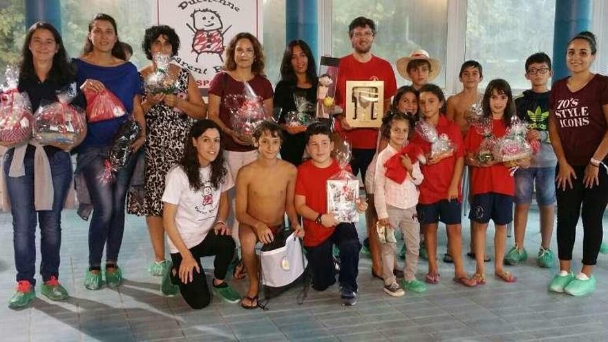 Niños participantes en el torneo solidario de waterpolo. // FdV