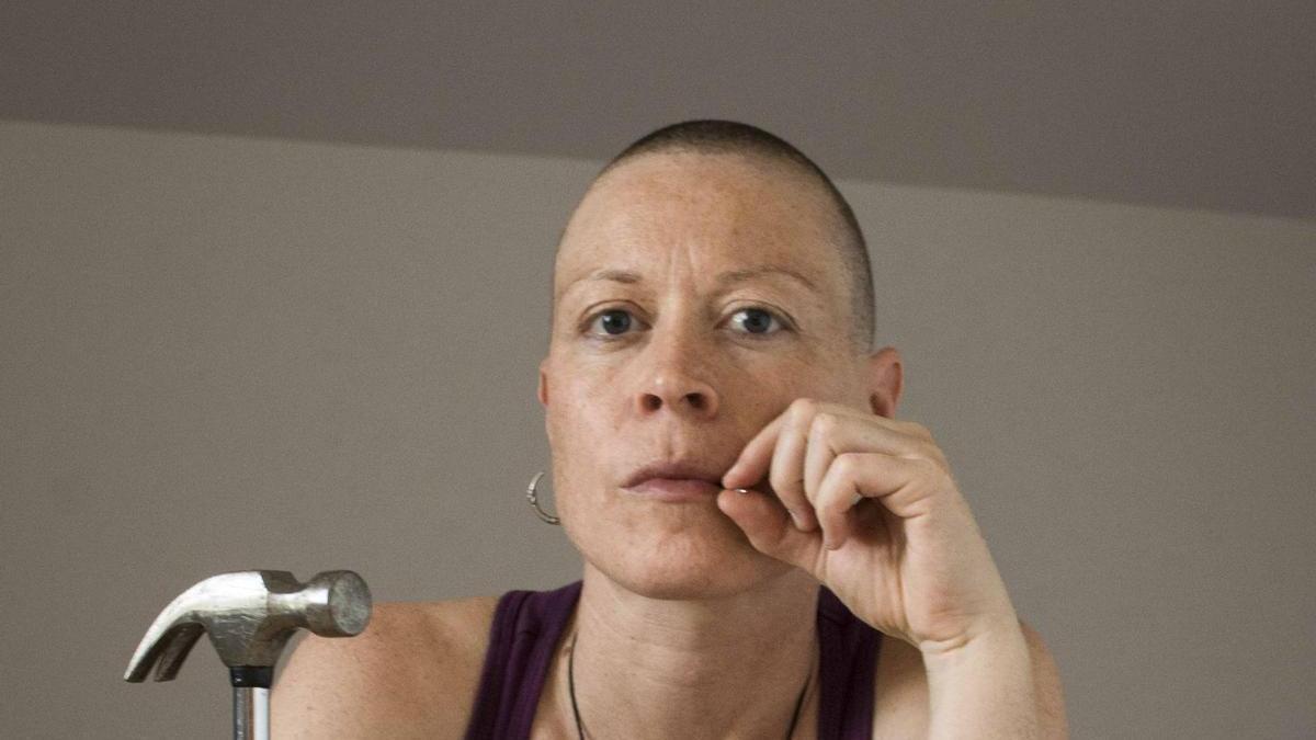 Iris Hinojosa explica en el poemari que va ser diagnosticada de càncer de mama quan estava embarassada