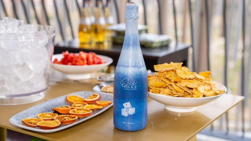 La empresa murciana BrandsXpansion lanza Olé On Ice, un espumoso español para servirse con hielo
