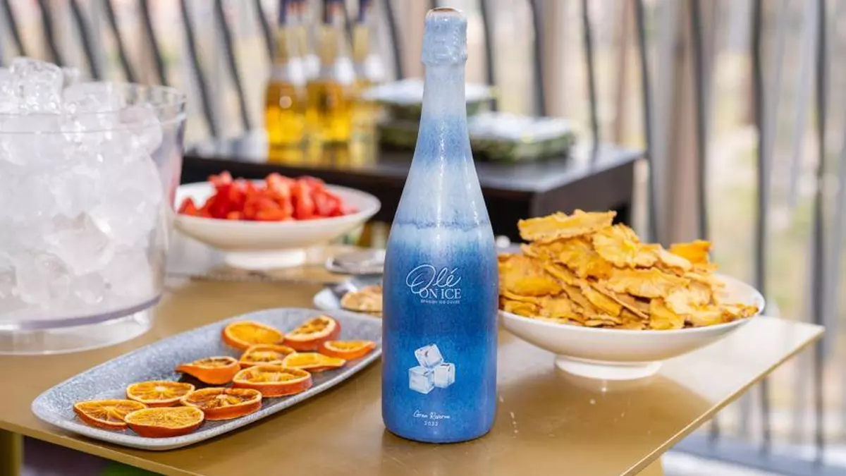 La empresa murciana BrandsXpansion lanza Olé On Ice, un espumoso español para servirse con hielo