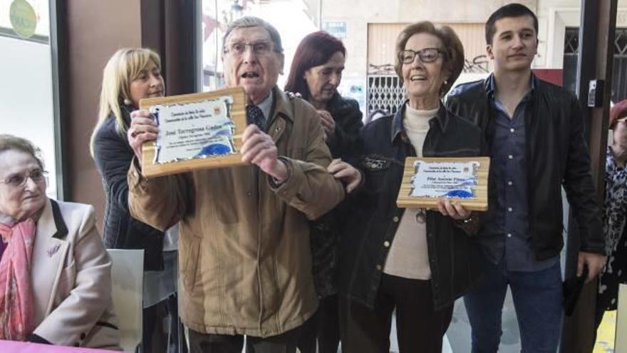 Los dos comerciantes durante el homenaje que les tributaron sus compañeros de la calle San Francisco.