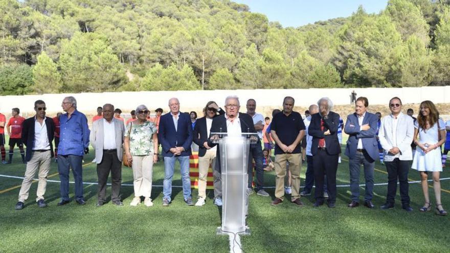 La Llacuna estrena la remodelació del camp de futbol, ara de gespa artificial