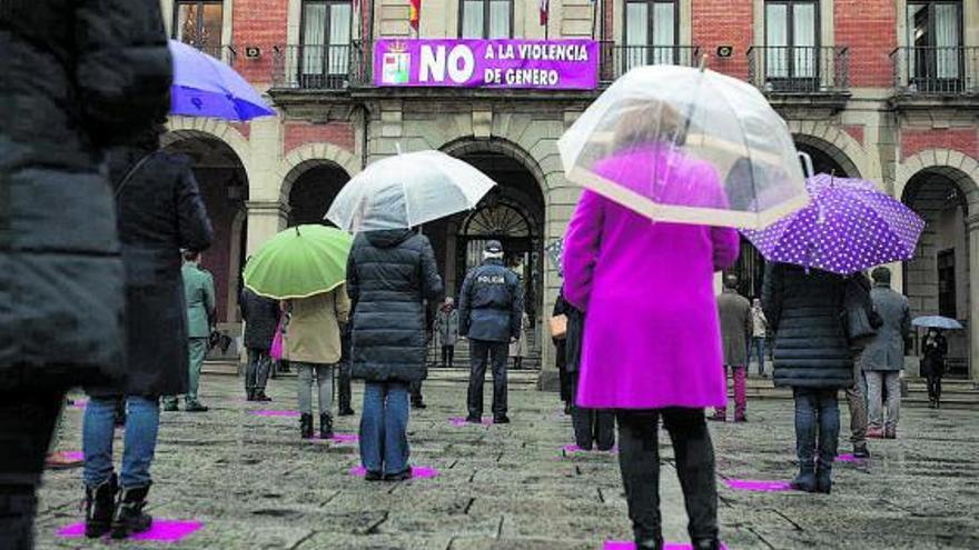 Concentración frente al Ayuntamiento de Zamora contra la violencia machista.