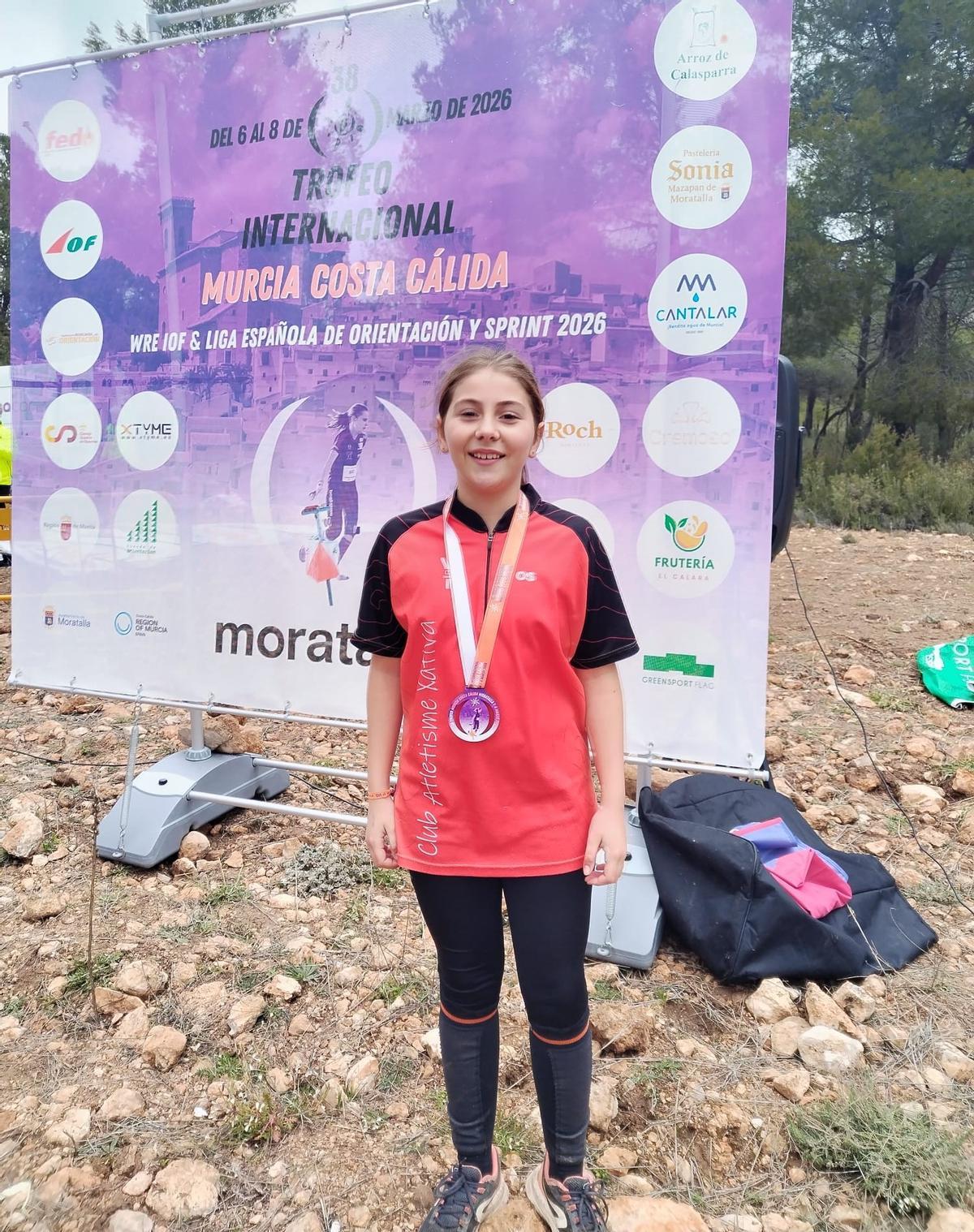 Aitana Benito, del CAX Orientació, con la medalla de bronce conseguida en el Trofeo Costa Cálida de Murcia.