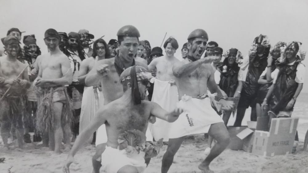 En El Passatge de El Campello se lo pasaban pipa haciendo juegos en la playa. 6 de junio de 1997.