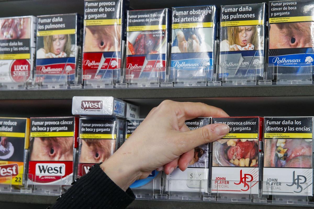 El consumo de tabaco cae a su mínimo histórico pero el de vapeadores se duplica
