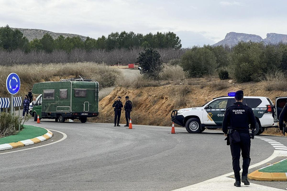 Controles de la Guardia Civil en el entorno de la rave del pantano del Cenajo, en la provincia de Albacete.