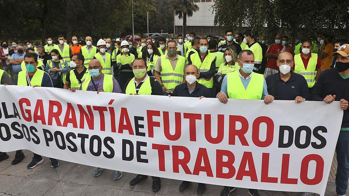 Trabajadores de Ence se concentraron ayer a las puertas de la Xunta durante la reunión de los comités con el conselleiro. |   // XOÁN ÁLVAREZ