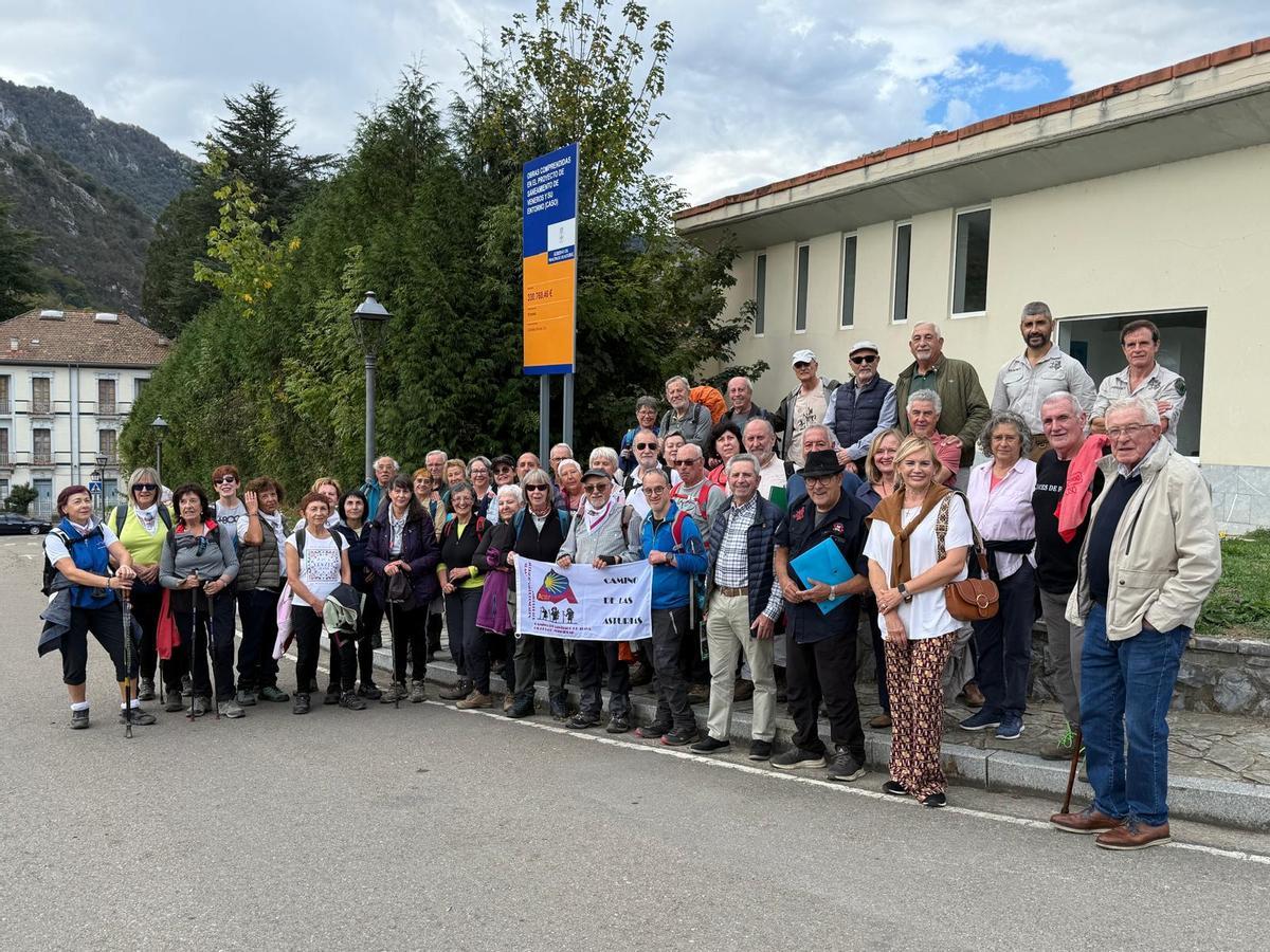 Participantes en la presentación de la Asociación de Amigos del Camino de las Asturias | LNE