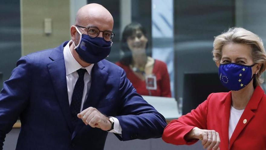 Charles Michel saluda a la presidenta de la CE, Ursula von der Leyen.