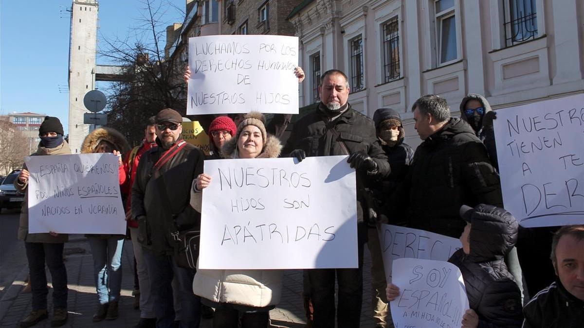 Familias españolas frente al consulado en Kiev.