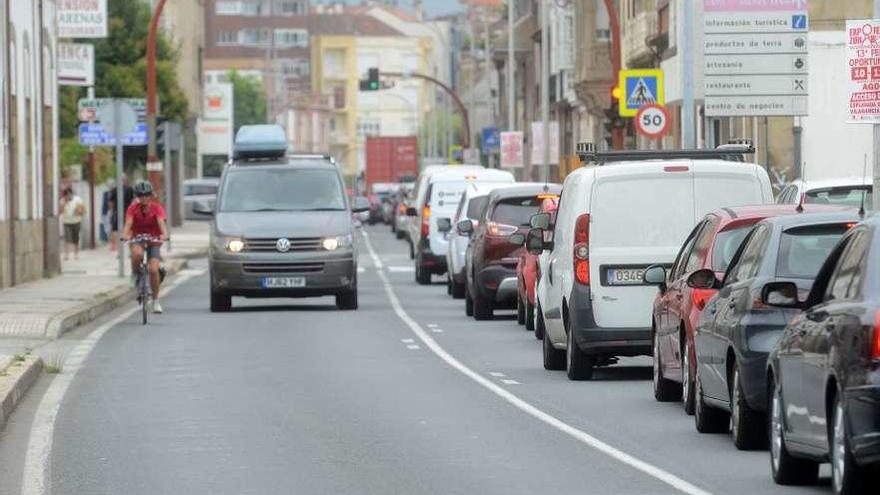 La circulación este verano en Vilagarcía está siendo complicada. // Noé Parga