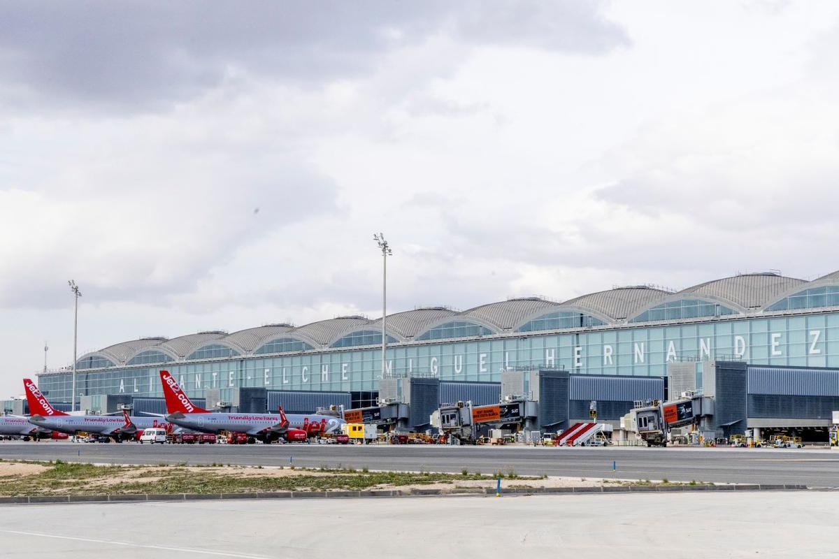 Frontal de la terminal del aeropuerto Alicante-Elche.