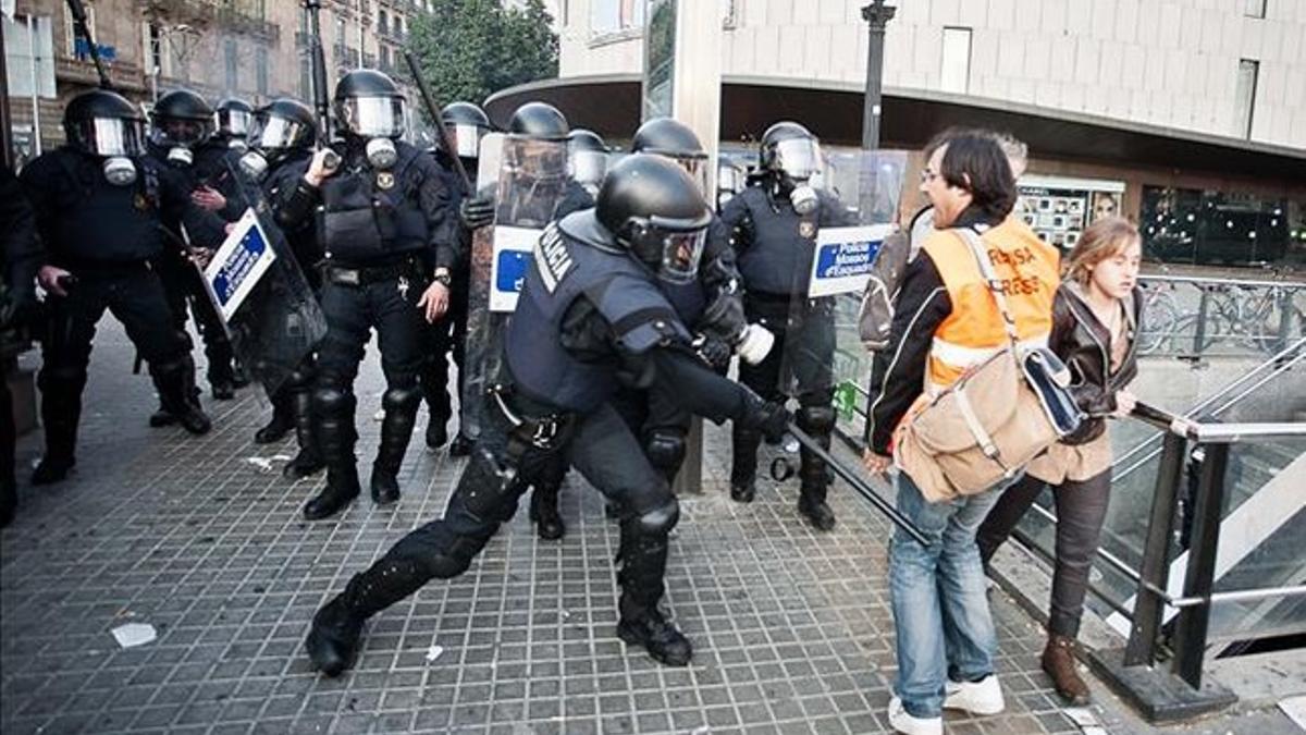 Agresión de un Mosso d'Esquadra al fotógrafo de La Vanguardia Xavier Gomez