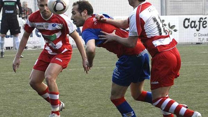 Rubén Valdés lucha un balón en el último partido de Liga ante el Pumarín.