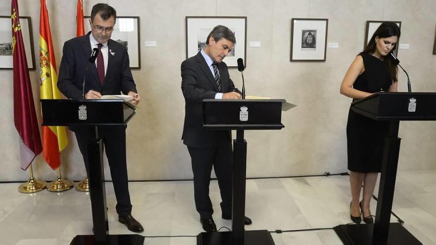 Firma del protocolo entre el alcalde de Murcia, el secretario de Infraestructuras y la consejera de Cultura.