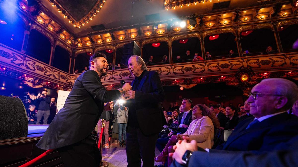 "Festas de Santa Eulália",  invitado de honor este año Joan Manuel Serrat que presentó Lolita Flores.
