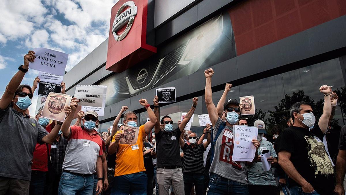 Trabajadores de Nissan protestan por el cierre de la planta de la Zona Franca, ante un concesionario de la marca en Granollers, el 29 de mayo