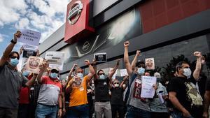 Trabajadores de Nissan protestan por el cierre de la planta de la Zona Franca, ante un concesionario de la marca en Granollers, el 29 de mayo.