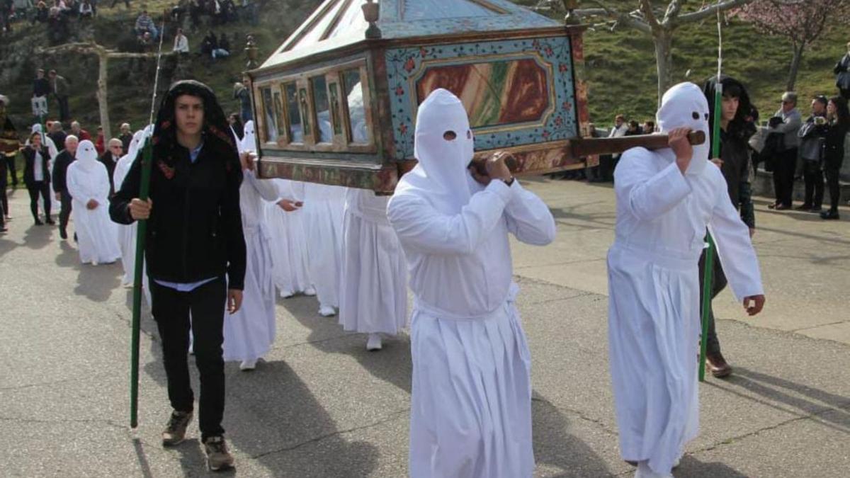 El paso de la Santa Urna (arriba) y la imagen de la Virgen Dolorosa (sobre estas líneas) durante la procesión del Santo Entierro de Bercianos. | CHANY SEBASTIÁN