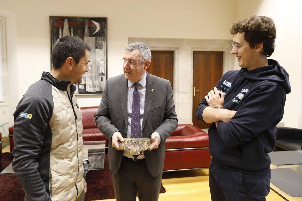 Girona. Diputacio. Miquel Noguer (president Diputacio) fa la rebuda institucional a Pau Navarro i Jan Rosa, guanyadors del Dakar en challenger; i Oriol Vidal, guanyador en stock