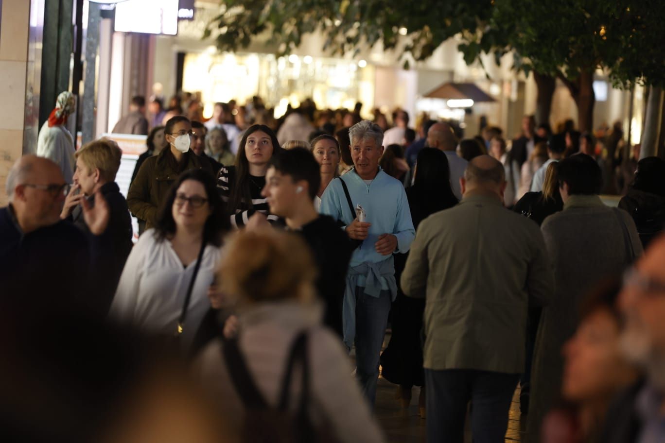 Fiebre por el Black Friday: una marea de gente abarrota la calle Colón