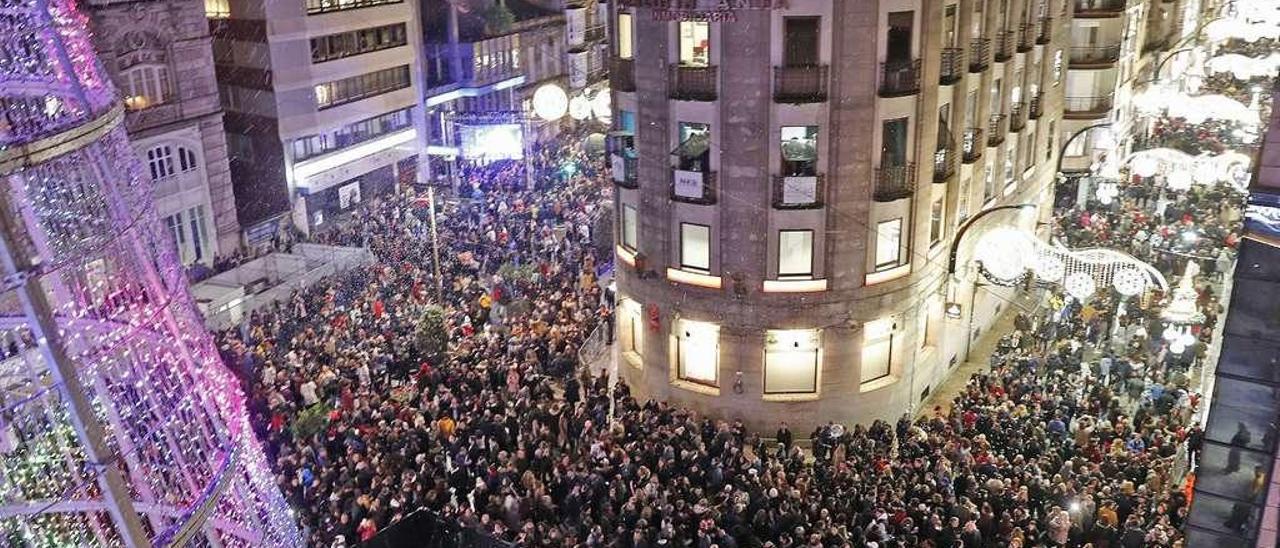 El centro de Vigo, abarrotado en el encendido de las luces. Fotos: José Lores