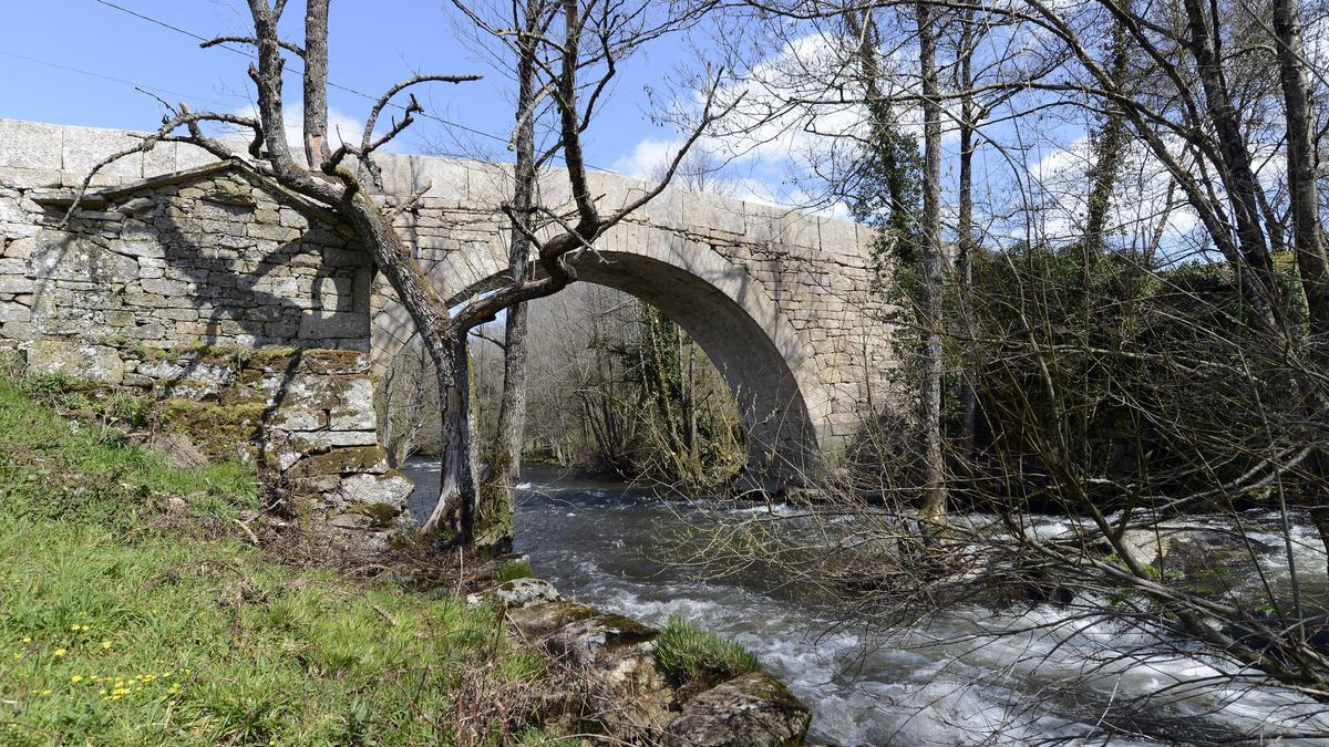 El puente de Pedroso es uno de los símbolos del municipio.