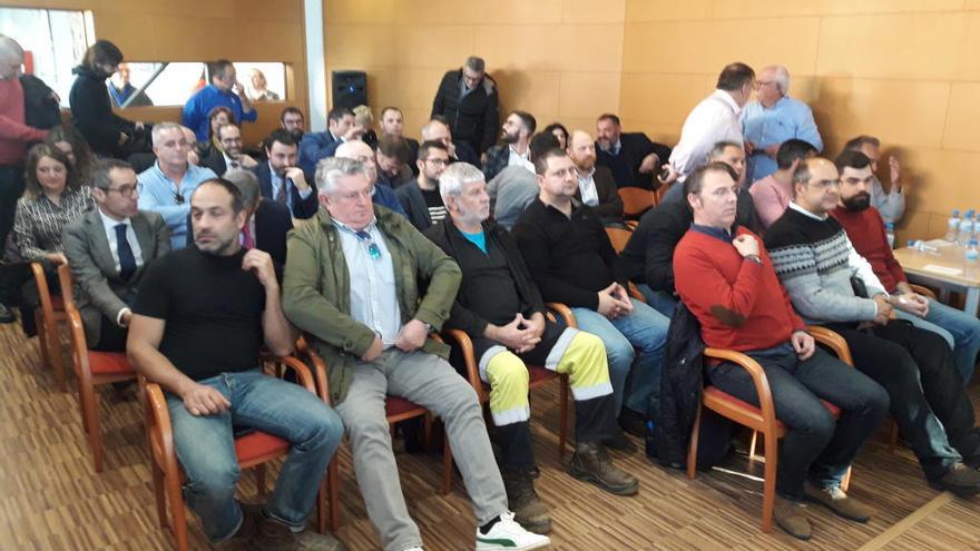 Trabajadores de Cemex, en la sala de plenos de Lloseta donde ayer se presentaron los proyectos de reindustrialización.