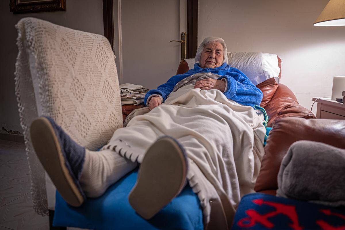 Mari Carmen vive en una calle sin asfaltar y llena de escaleras autoconstruidas en el Carmel. Diecisiete años atrapada en casa en Barcelona: No pude ir al entierro de mi hija