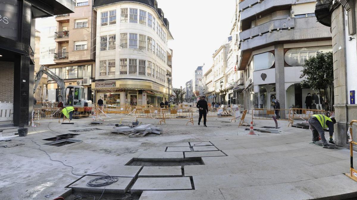 Colocación de losas en el Kilómetro 0 lalinense. |  // BERNABÉ/JAVIER LALÍN