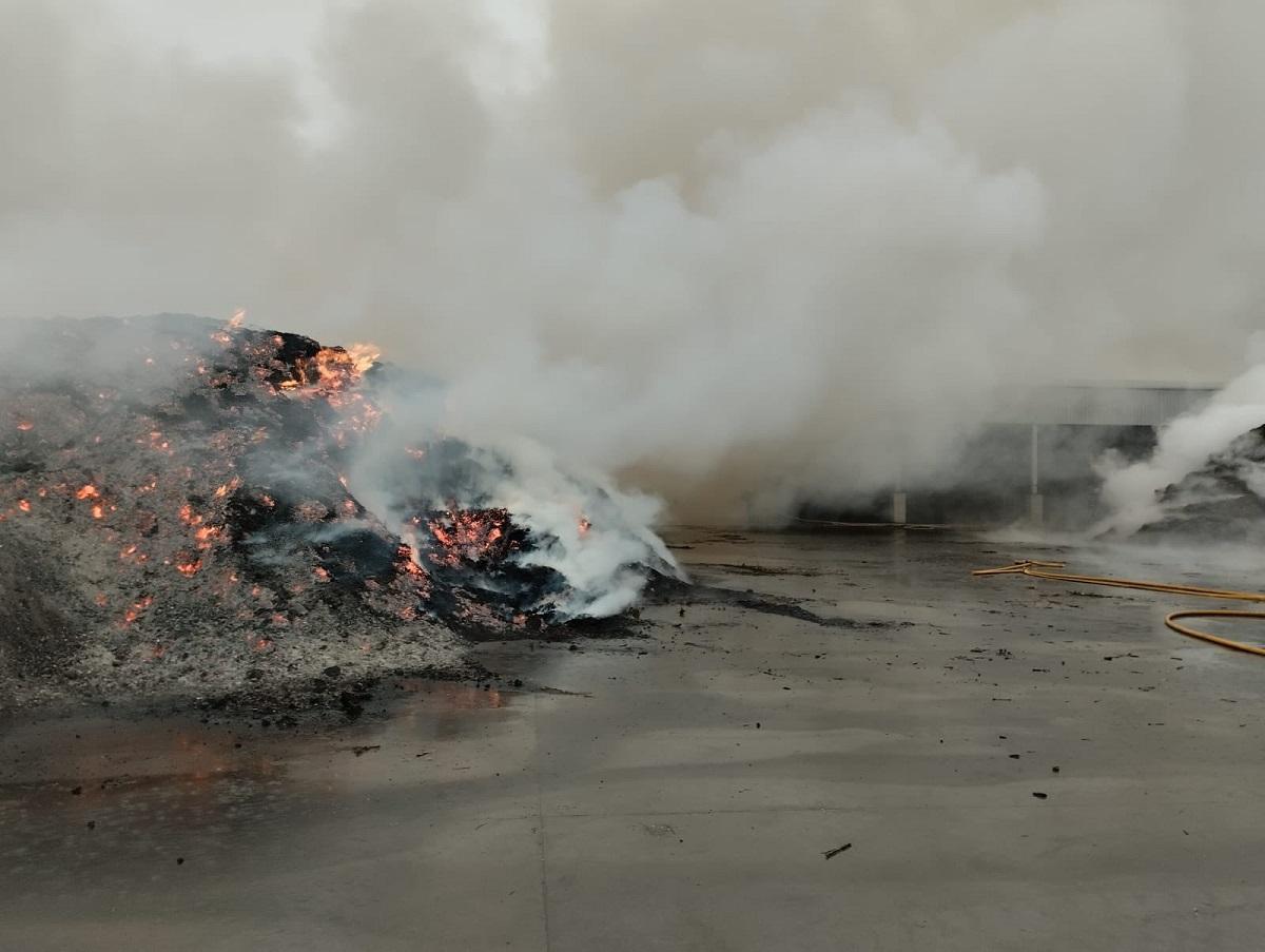 Pellets humeantes tras el incendio del sábado en una fábrica de biomasa cerca de Alcolea, en una imagen subida a Twitter por la cuenta @Cordobafire.