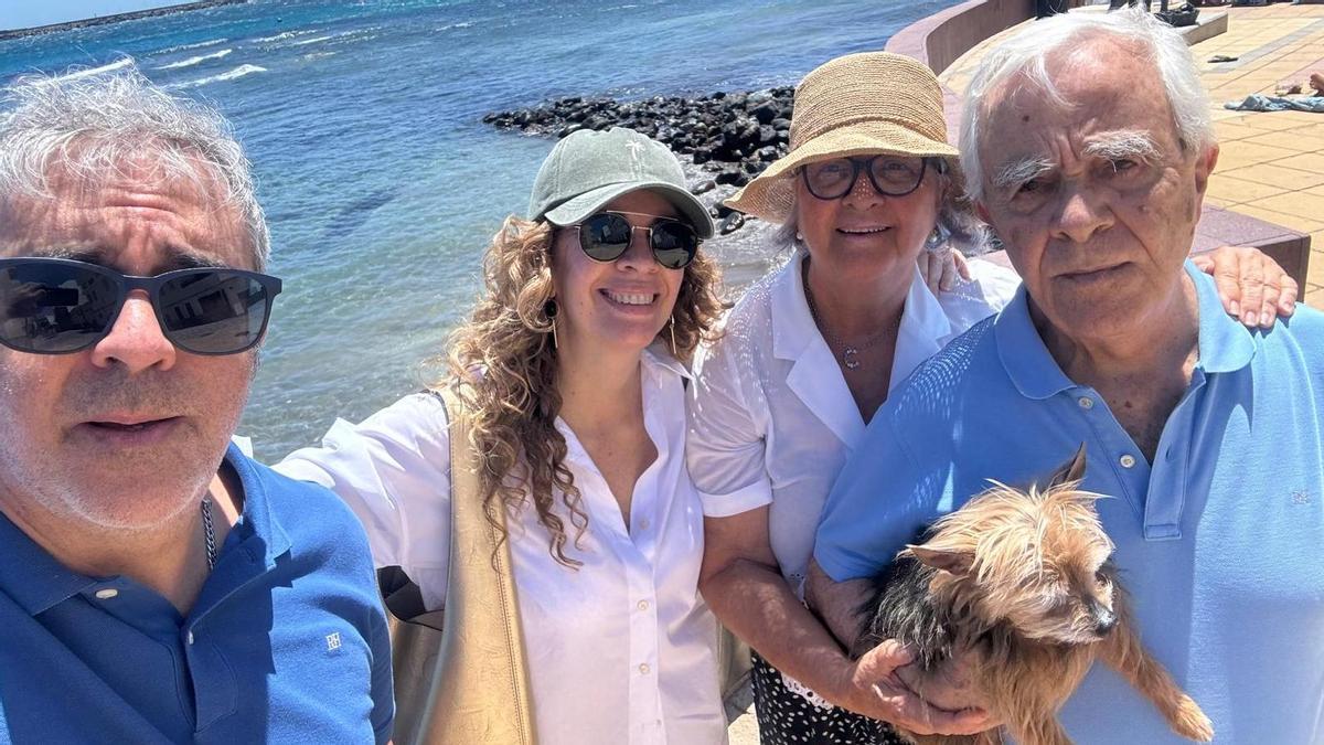 Clifford, con su familia en Lanzarote.
