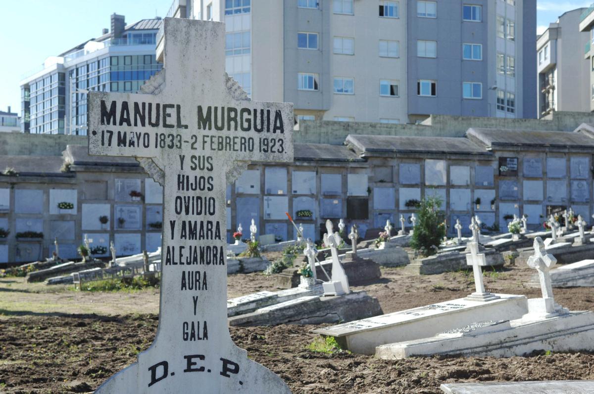 Tumba de Manuel Murguía e os seus fillos en Santo Amaro.