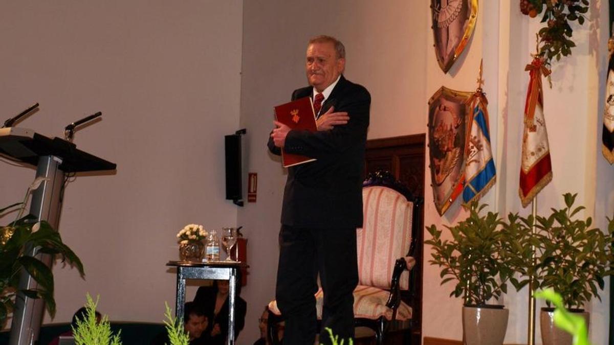 El fallecido archivero municipal de Biar recibiendo el Premio 9’Octubre otorgado por el Ayuntamiento.