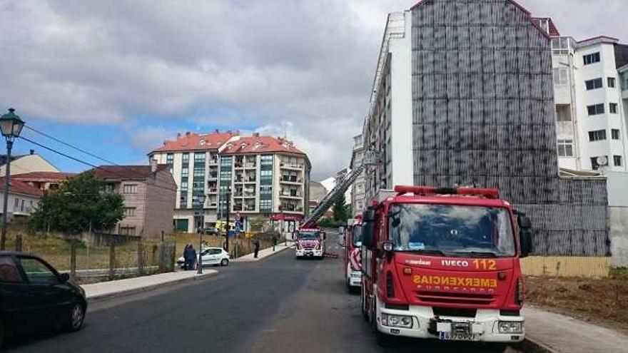 Los bomberos durante el rescate en la rúa Alberto Vilanova. // FdV