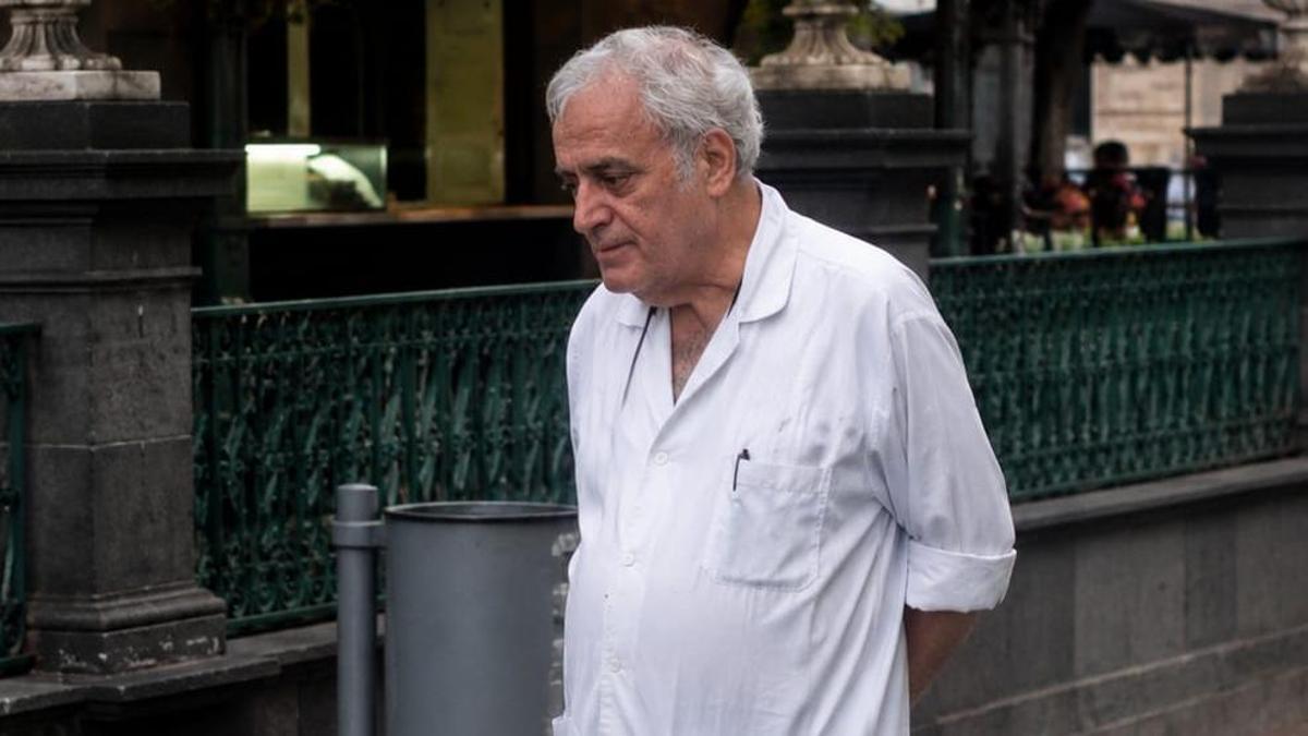 José Antonio Castro Álvarez, ‘El Mae’, en uno de sus habituales paseos por la plaza del Príncipe.
