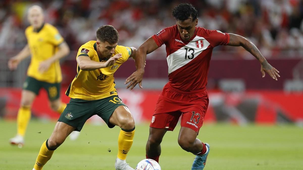 Tapia conduce el balón durante el partido de ayer contra Australia