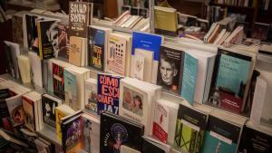 22/04/2020 Libros y material colocado en las estanterías de la librería Laie Pau Claris librería-café ubicada en la calle catalana de Pau Claris, donde los trabajadores preparan libros y material antes de enviarlos. El local, que permanece cerrado al público por la crisis del Covid-19, durante el día de hoy sí permanece abierto para que los empleados puedan seguir prestando servicios online a los clientes que deseen obtener libros. La decisión de seguir prestando servicios online viene con motivo de la festividad tan conocida en Cataluña como el Día de Sant Jordi y la imposibilidad de poder abrir estos locales por la crisis sanitaria. En Barcelona, Cataluña, (España), a 22 de abril de 2020. CULTURA David Zorrakino - Europa Press