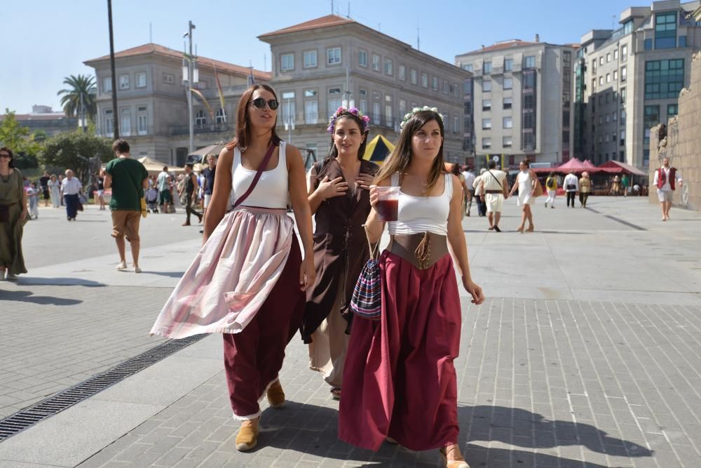 Miles de personas eligieron volver al medievo en Pontevedra en vez de refrescarse en la playa pese al calor extremo.