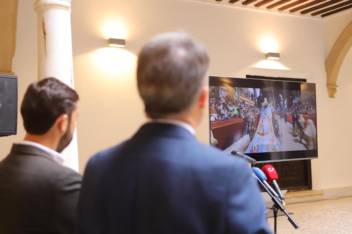 Martínez y Gil contemplan el vídeo promocional.