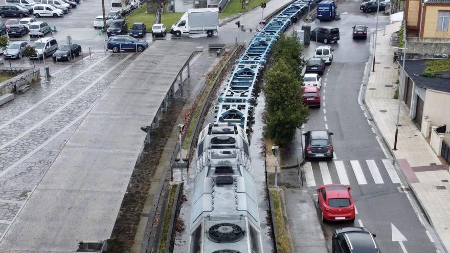 Un tren de mercancías circula por la plaza de Praceres camino del Puerto.