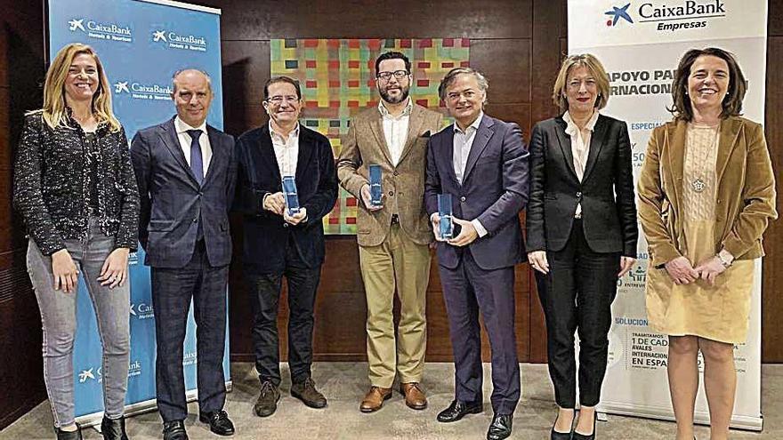 Los premiados y representantes de CaixaBank.