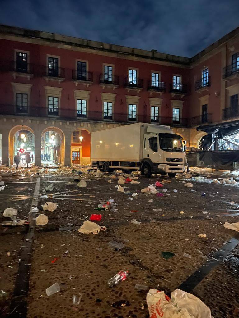 Los residuos que deja la Nochevieja de Gijón, en imágenes