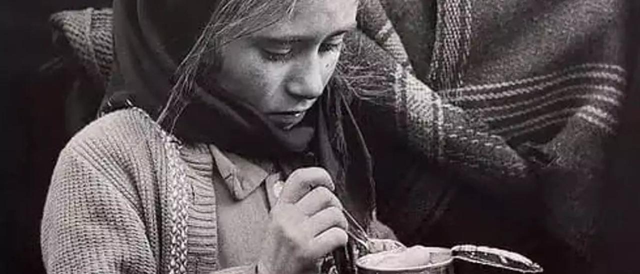 La imagen de Magdalena Fernández en 1959, por la que se la conoció como «la niña de la lata».