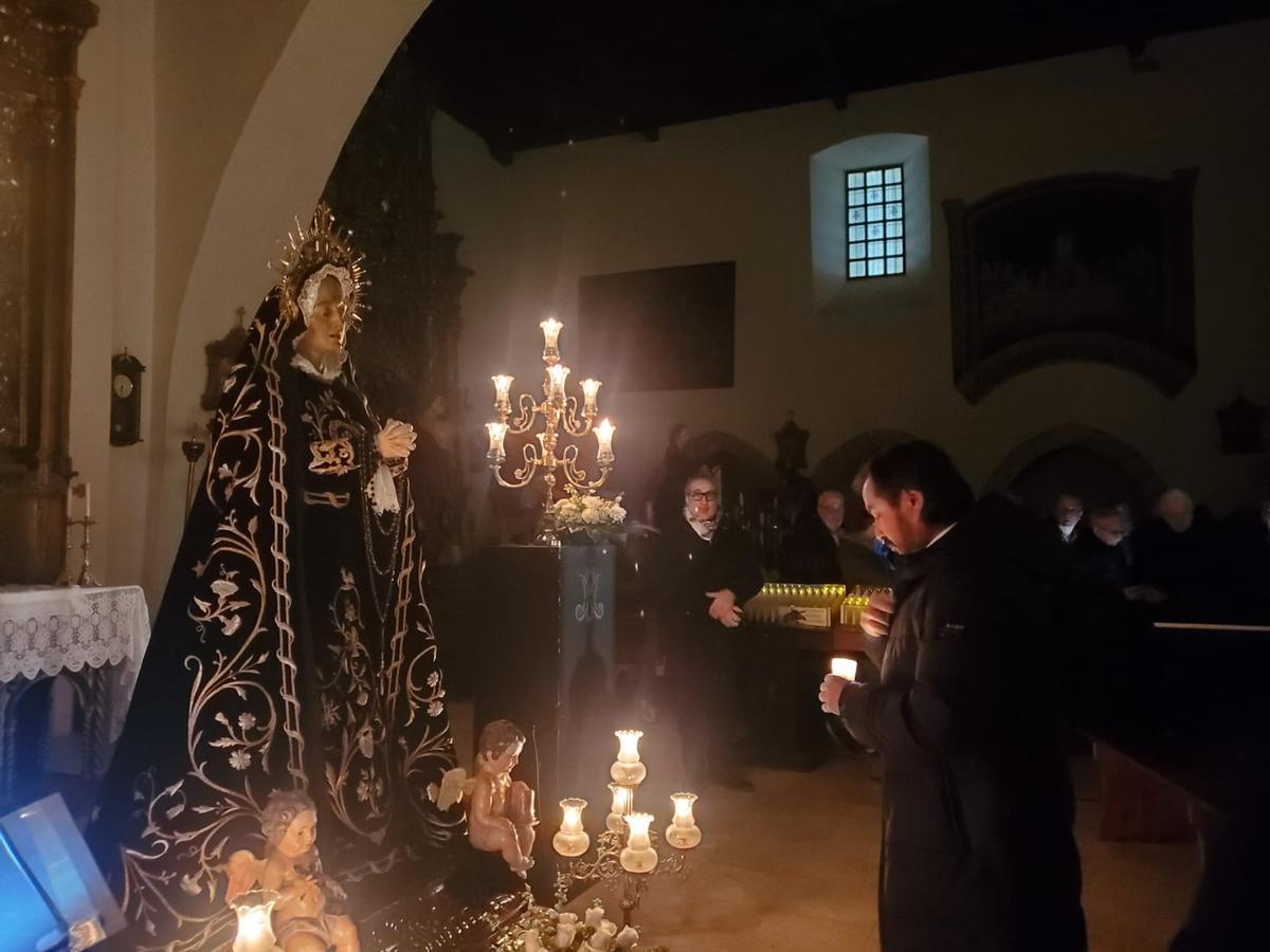 GALERÍA | Besamanos a la Virgen de la Soledad de Toro en la iglesia de Santa Catalina