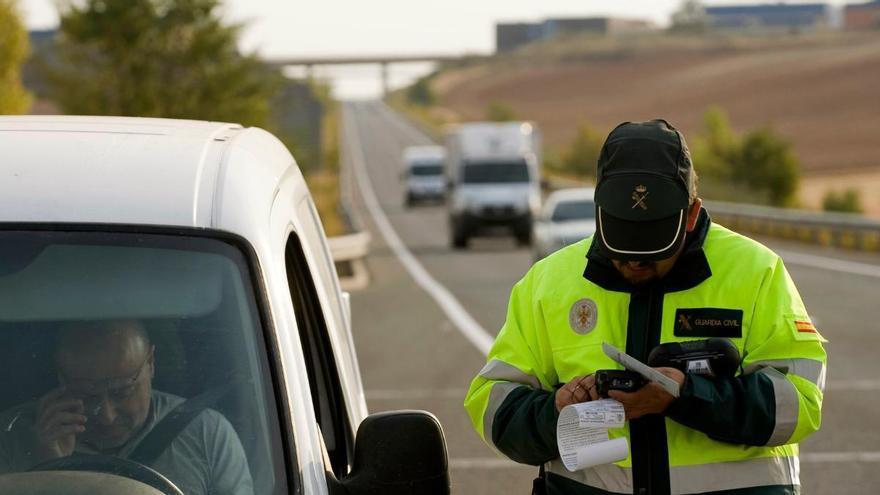 Llegan a Murcia las primeras multas por no llevar la baliza V-16: se prevé un aluvión de sanciones en Semana Santa
