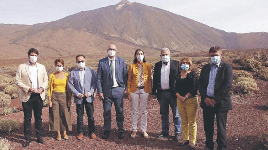 La ministra Reyes Maroto -quinta por la izquierda- junto a los alcaldes de los municipios turísticos en el Teide.